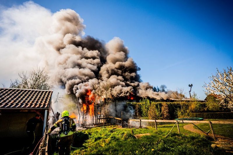 Rookpluim trekt weg vanaf de schuur