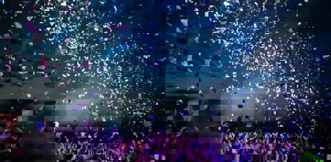 Feestende mensenmassa 