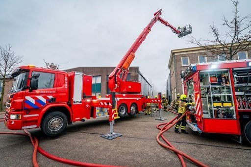 Brand onder controle, brandweer blijft ter plaatse