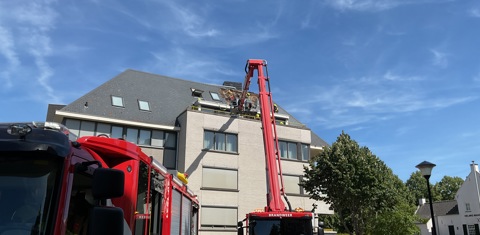 Hoogwerker van de brandweer voor appartementengebouw