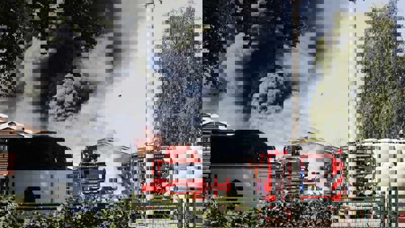 Brandweer voor brandende loods van een manege