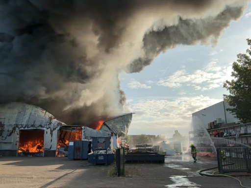 Zeer grote brand bedrijfspand in Udenhout