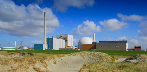Kerncentrale met blauwe lucht op achtergrond