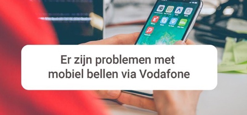 mobiele telefoon met tekst Er zijn problemen met mobiel bellen via Vodafone 
