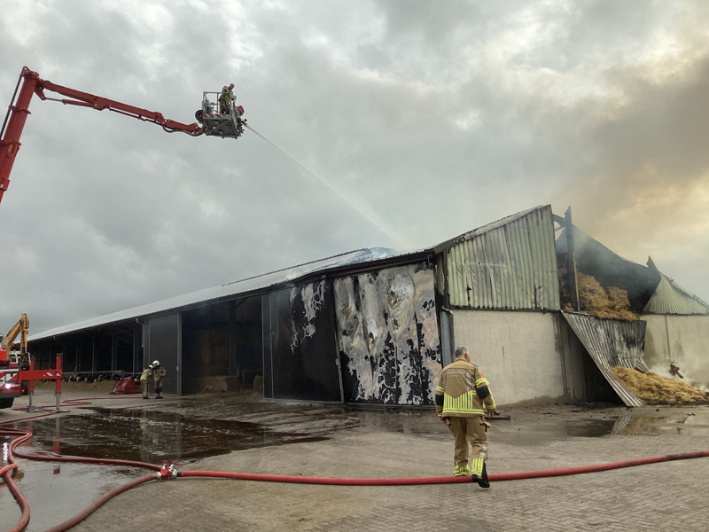 Schuurbrand met brandweermannen