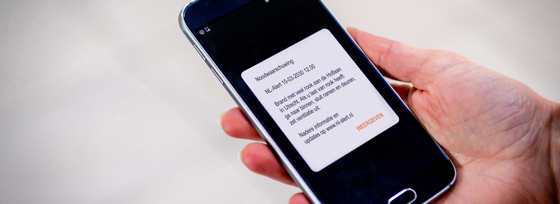 Mobiele telefoon met NL-Alert melding