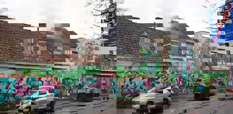 Leegstaand pand met graffiti en rookwolken uit het pand. 