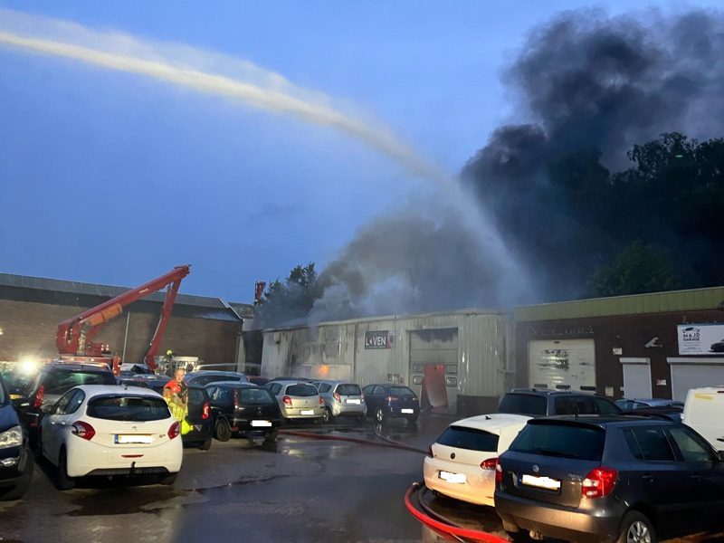 Bij de uitslaande brand komt veel rook vrij