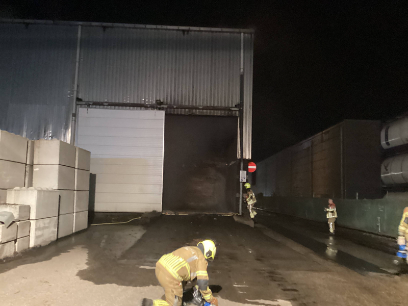 Brandweer blust brand in loods