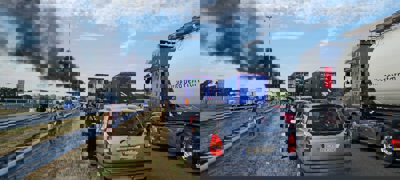 Bus brand en file op snelweg