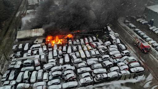 Brand bij een autosloopbedrijf in Udenhout