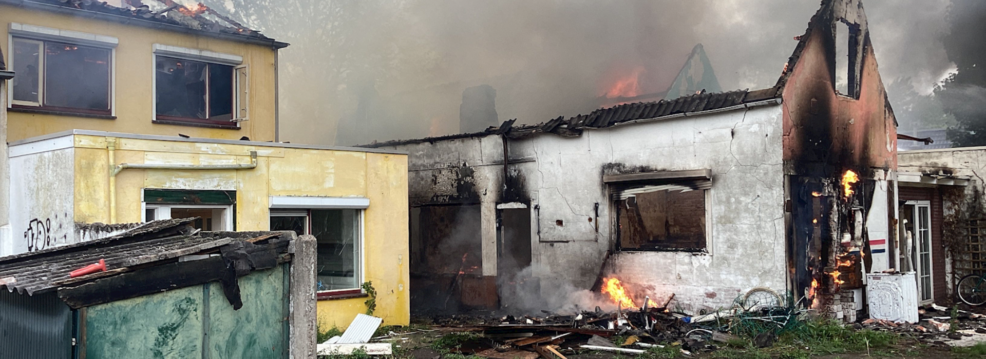 Woningen deels ingestort, zwart en nog deels in brand in Roosendaal