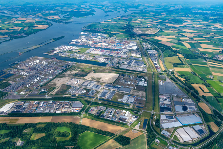 Luchtfoto Port of Moerdijk