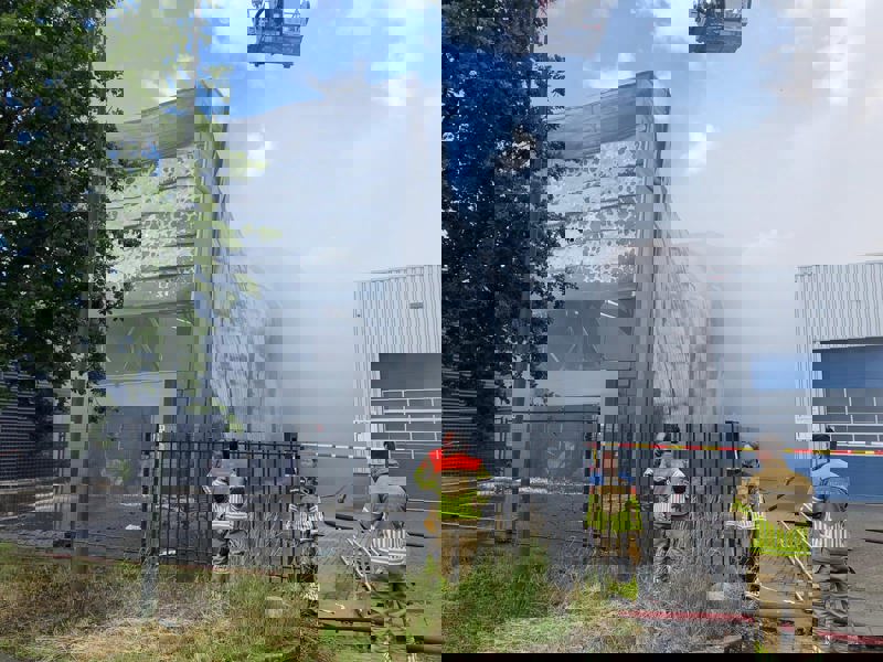 Brandweer voor een bedrijfspand